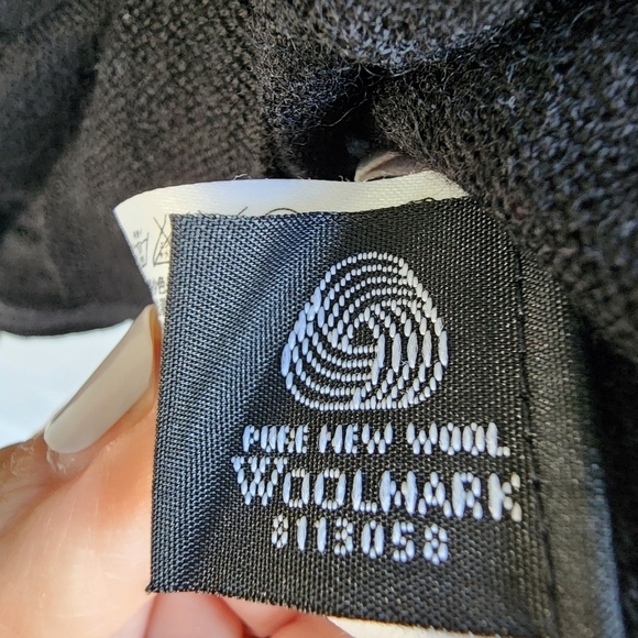 Extra Fine Merino Wool V neck Lightweight Black Pullover XS despite label - Picture 6 of 7